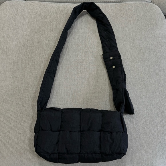 Black Puffer Crossbody Purse - Picture 5 of 10